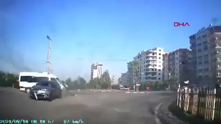 Osmaniye’de Öğrenci Servisi ile Otomobil Çarpıştı: 11 Öğrenci Yaralandı