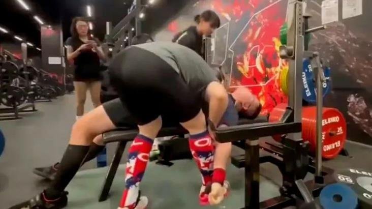 Spor salonunda korkunç kaza: Halter çubuğunun boynuna düştüğü adam, ağır yaralandı